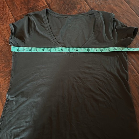 Lululemon Athletica Green Fitted Short Sleeve Tee - Picture 3 of 5